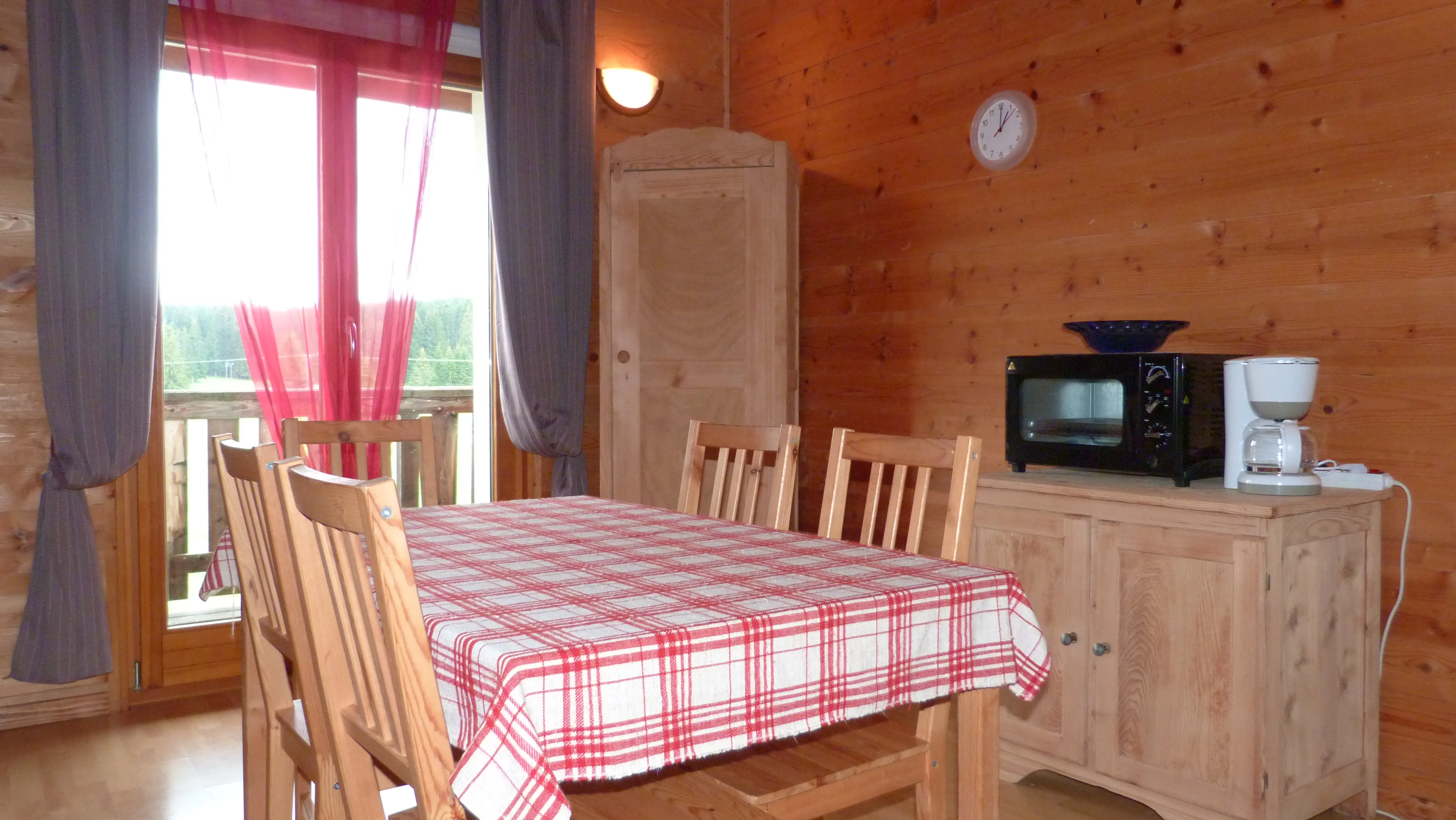 Espace repas de l'appartement Marguerite